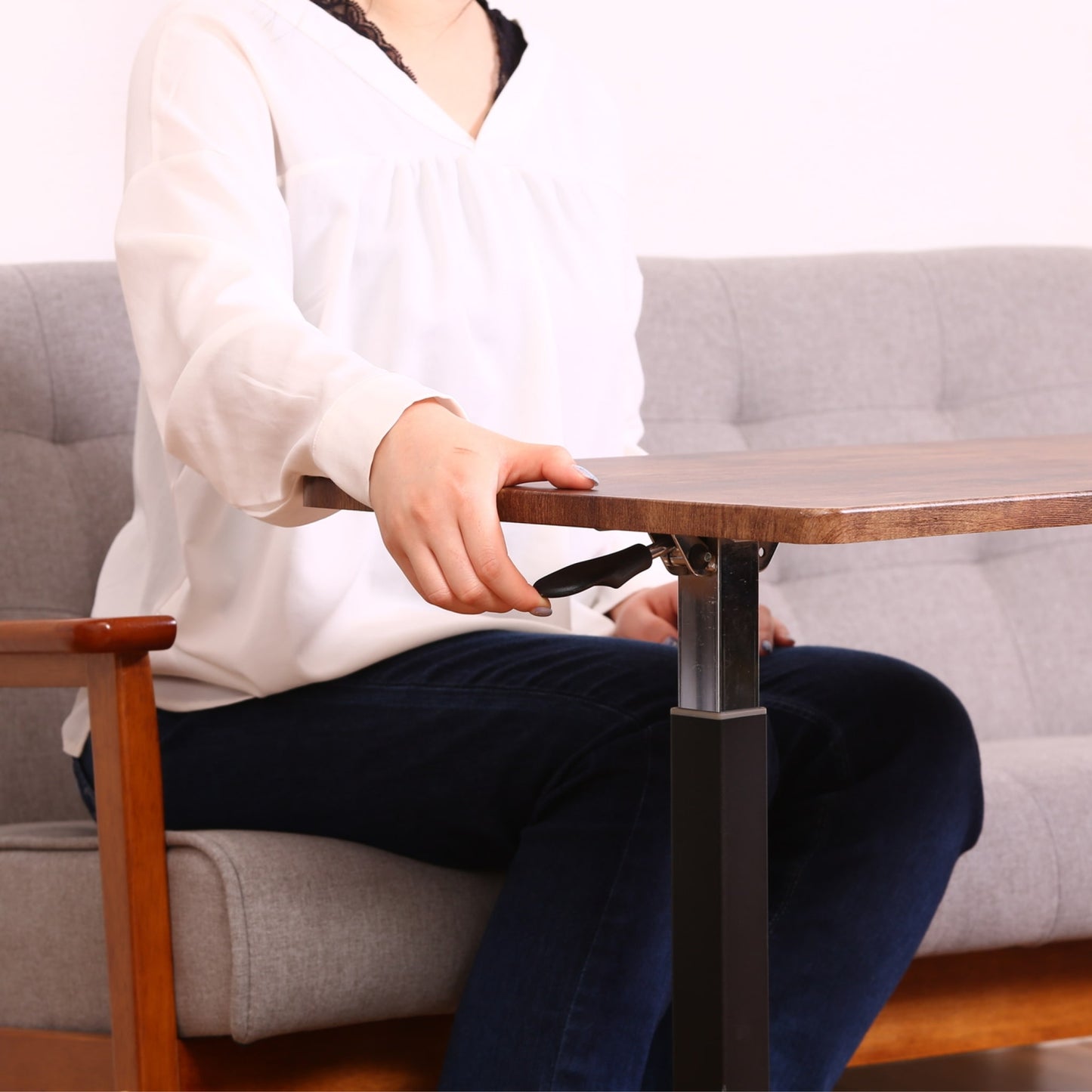 高さを調節できる1本脚ソファーテーブル