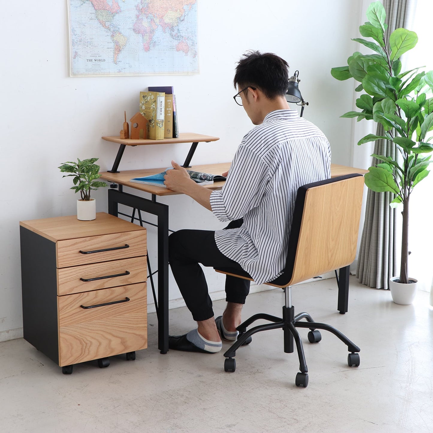 シンプルな棚付きパソコンデスク