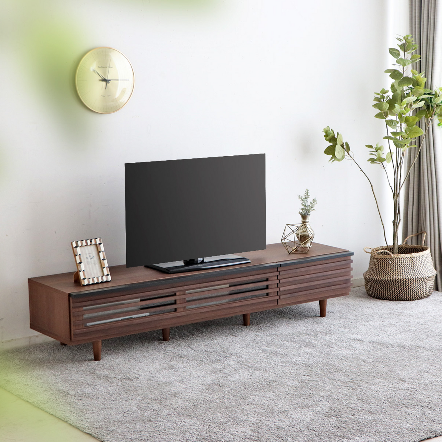 収納たっぷりのおしゃれな脚付きテレビボード