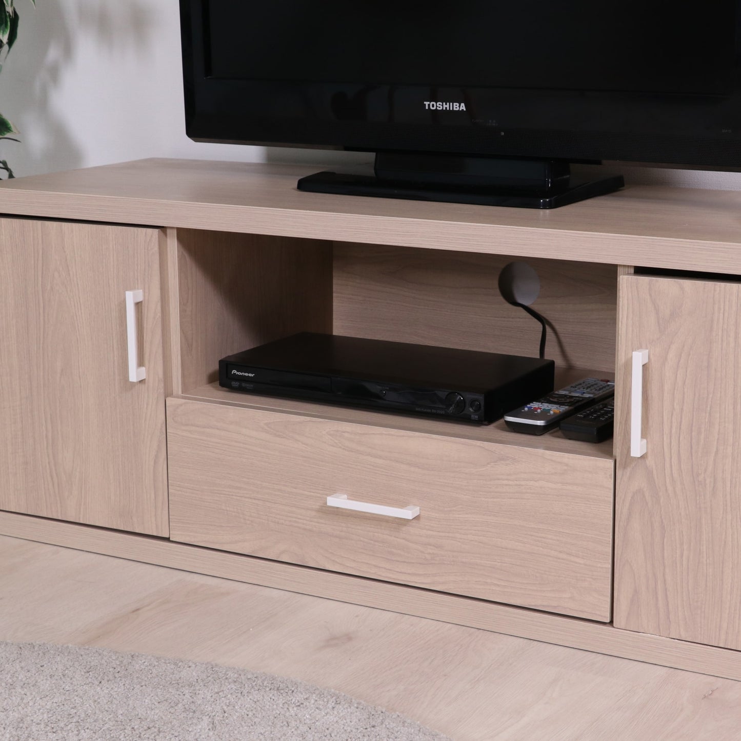 引き出し収納付きシンプルなデザインのテレビ台 ワイド