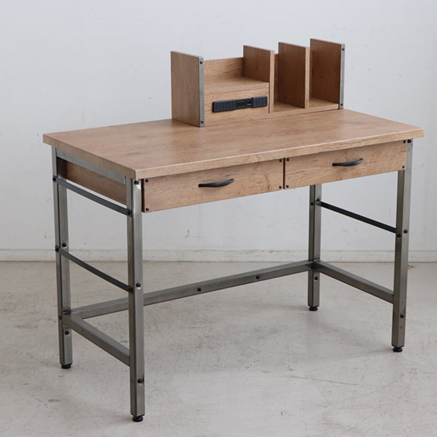 棚付き木製のおしゃれなパソコンデスク