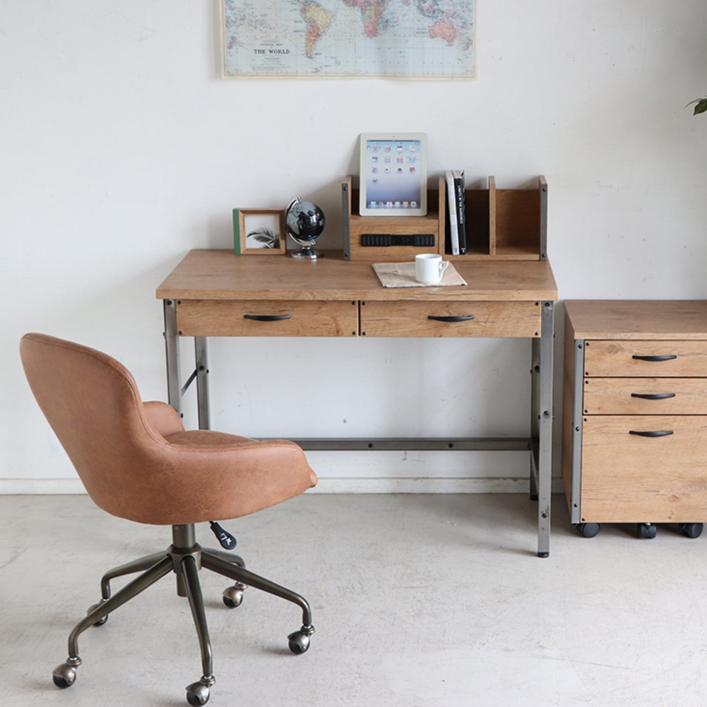 棚付き木製のおしゃれなパソコンデスク