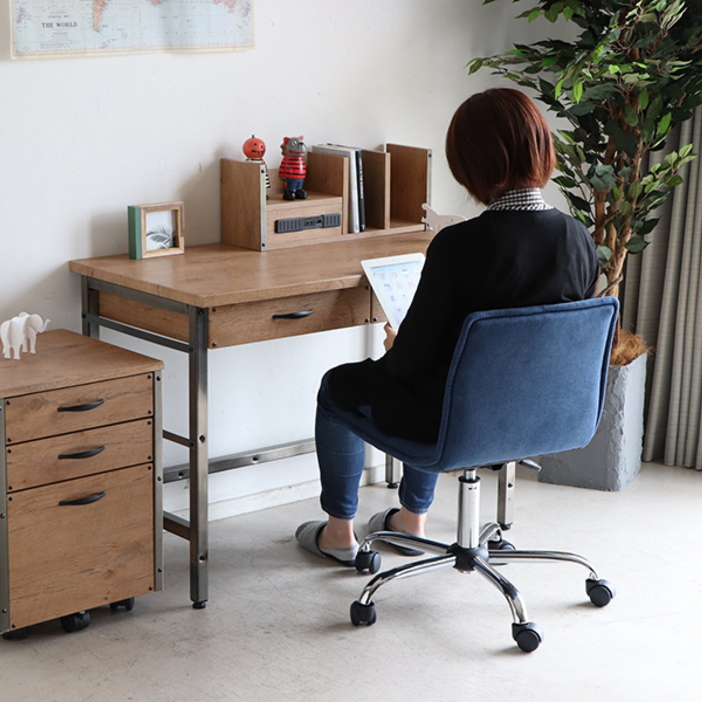 棚付き木製のおしゃれなパソコンデスク