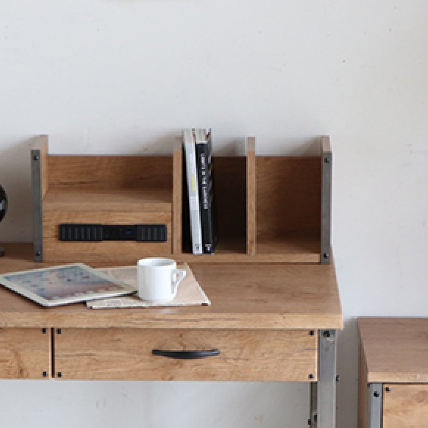 棚付き木製のおしゃれなパソコンデスク