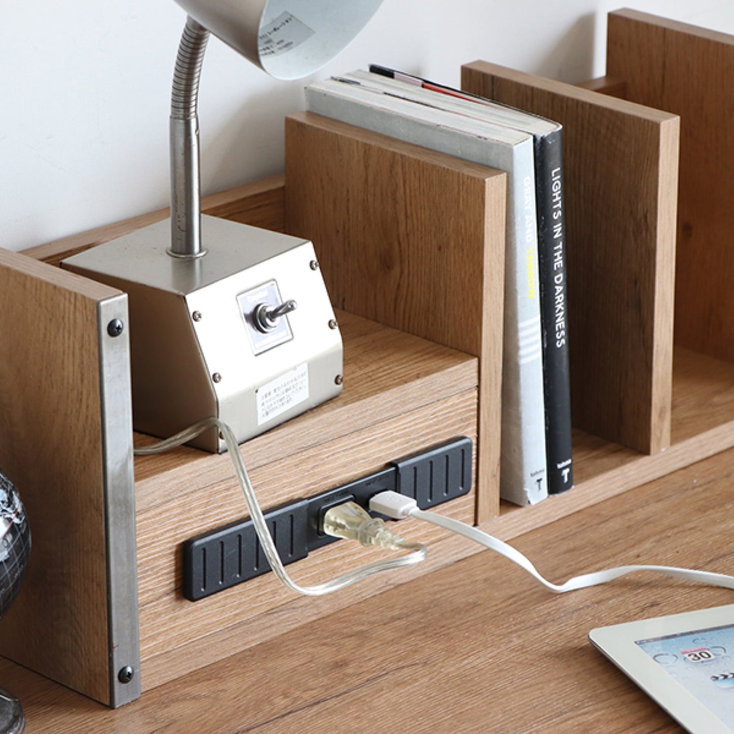 棚付き木製のおしゃれなパソコンデスク