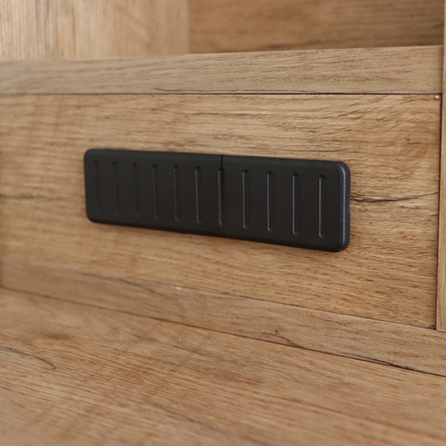 棚付き木製のおしゃれなパソコンデスク