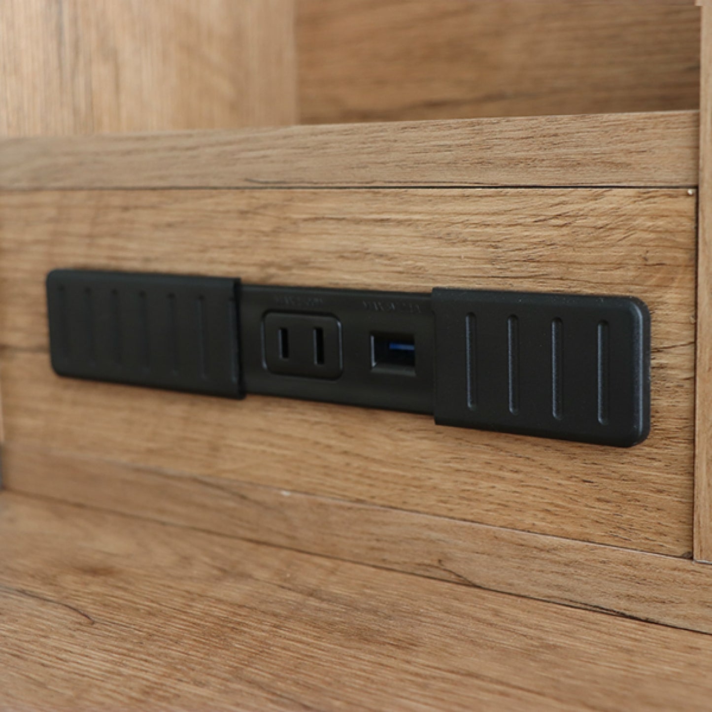 棚付き木製のおしゃれなパソコンデスク