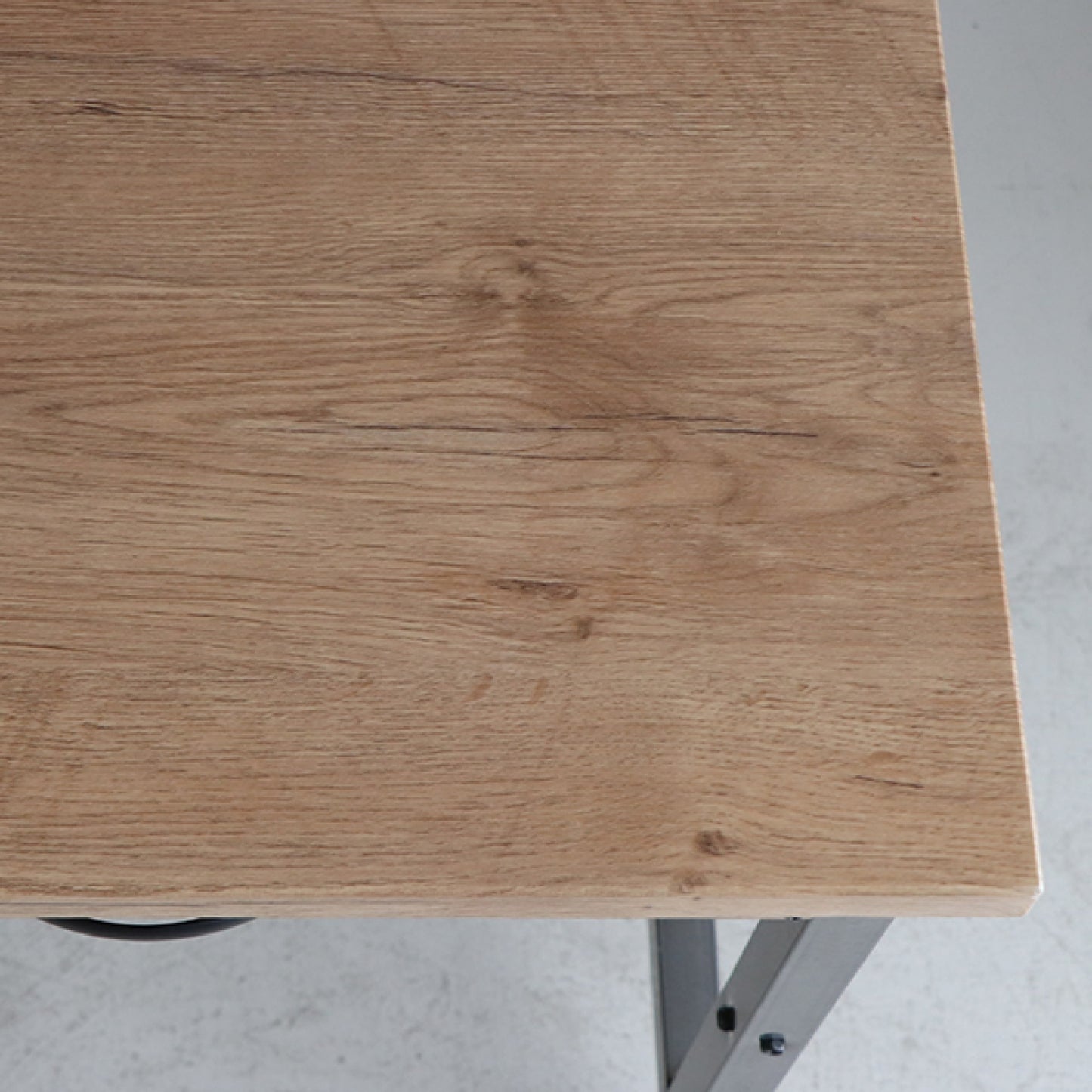 棚付き木製のおしゃれなパソコンデスク