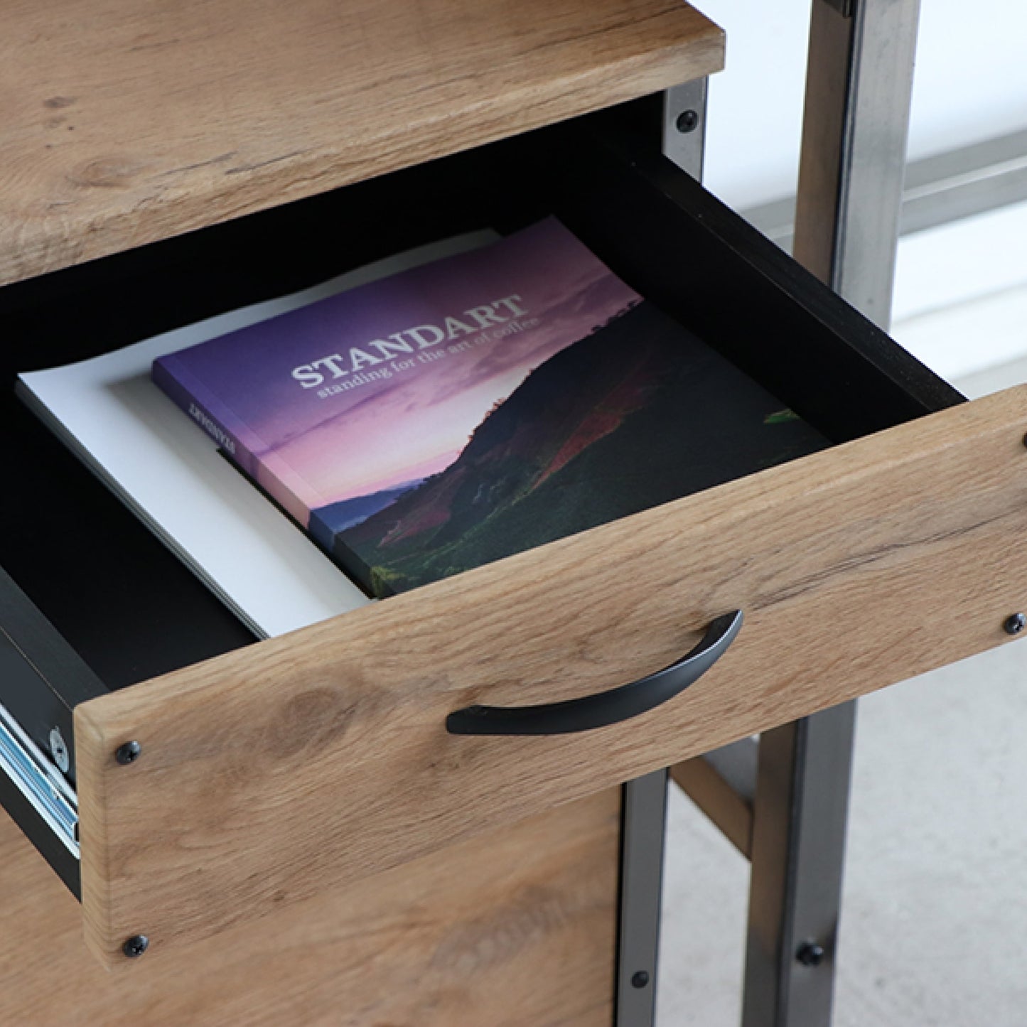 棚付き木製のおしゃれなパソコンデスク