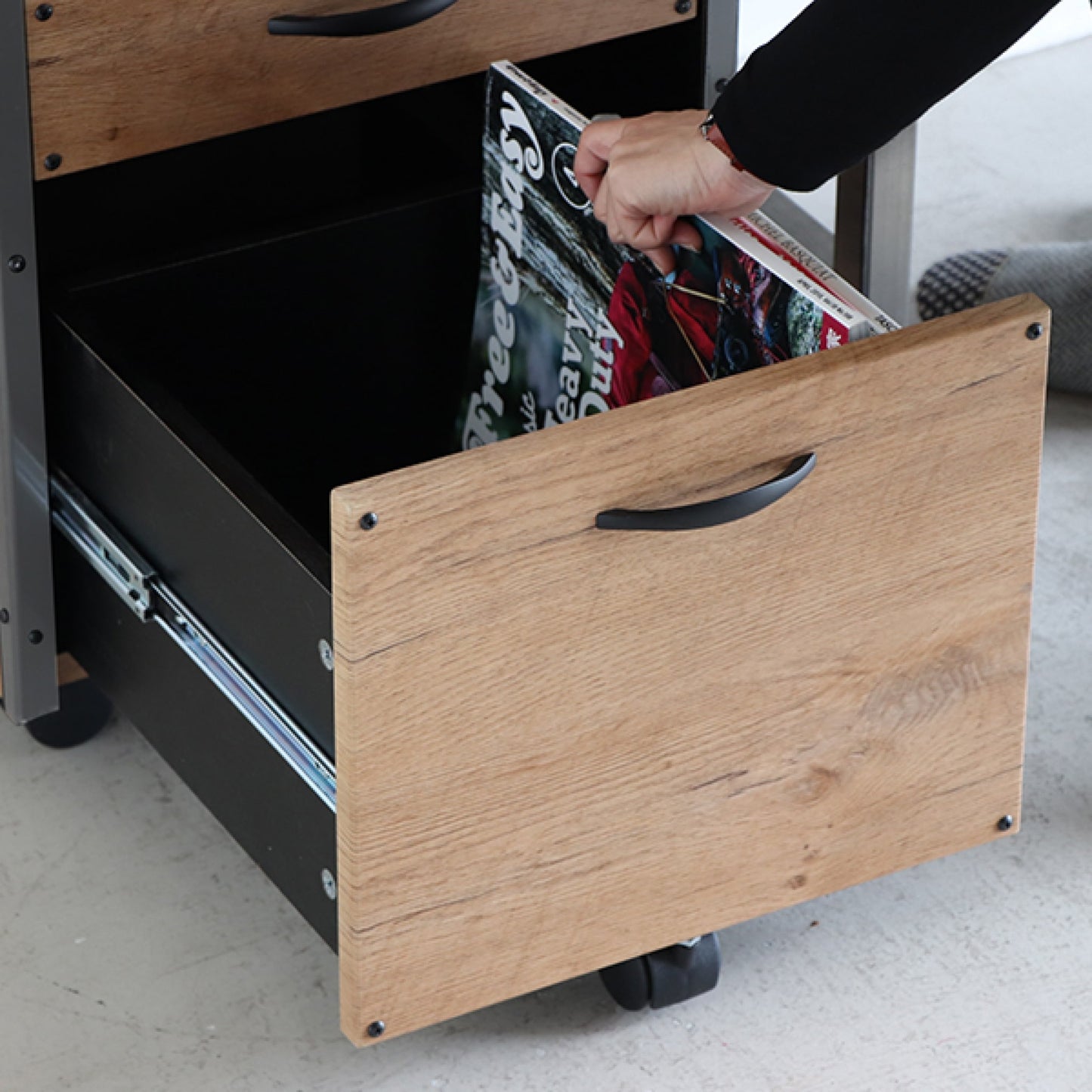 棚付き木製のおしゃれなパソコンデスク