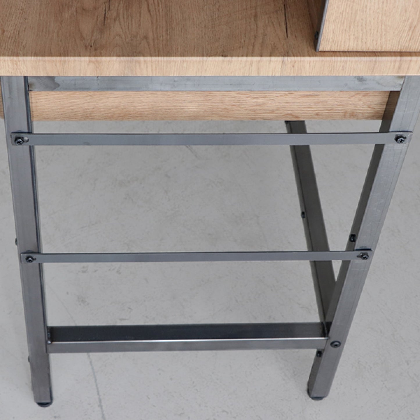 棚付き木製のおしゃれなパソコンデスク