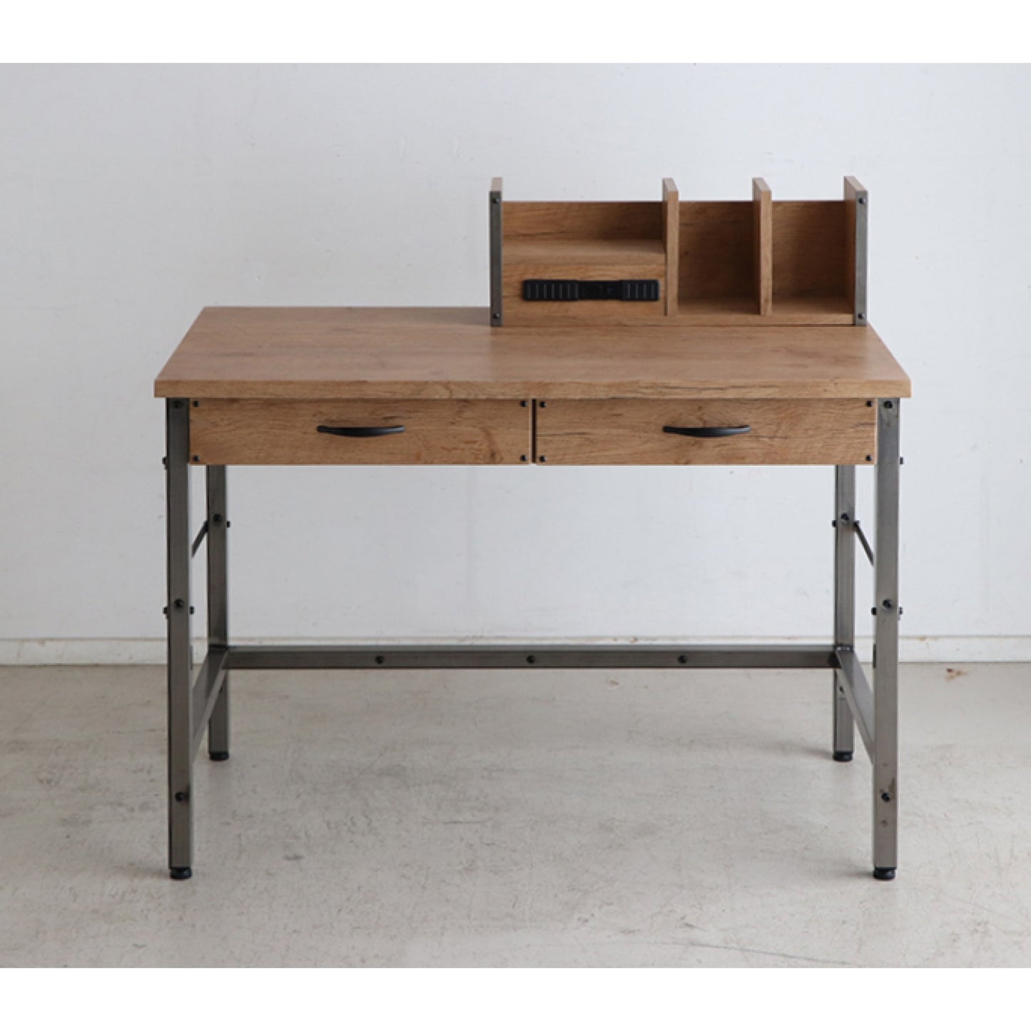 棚付き木製のおしゃれなパソコンデスク