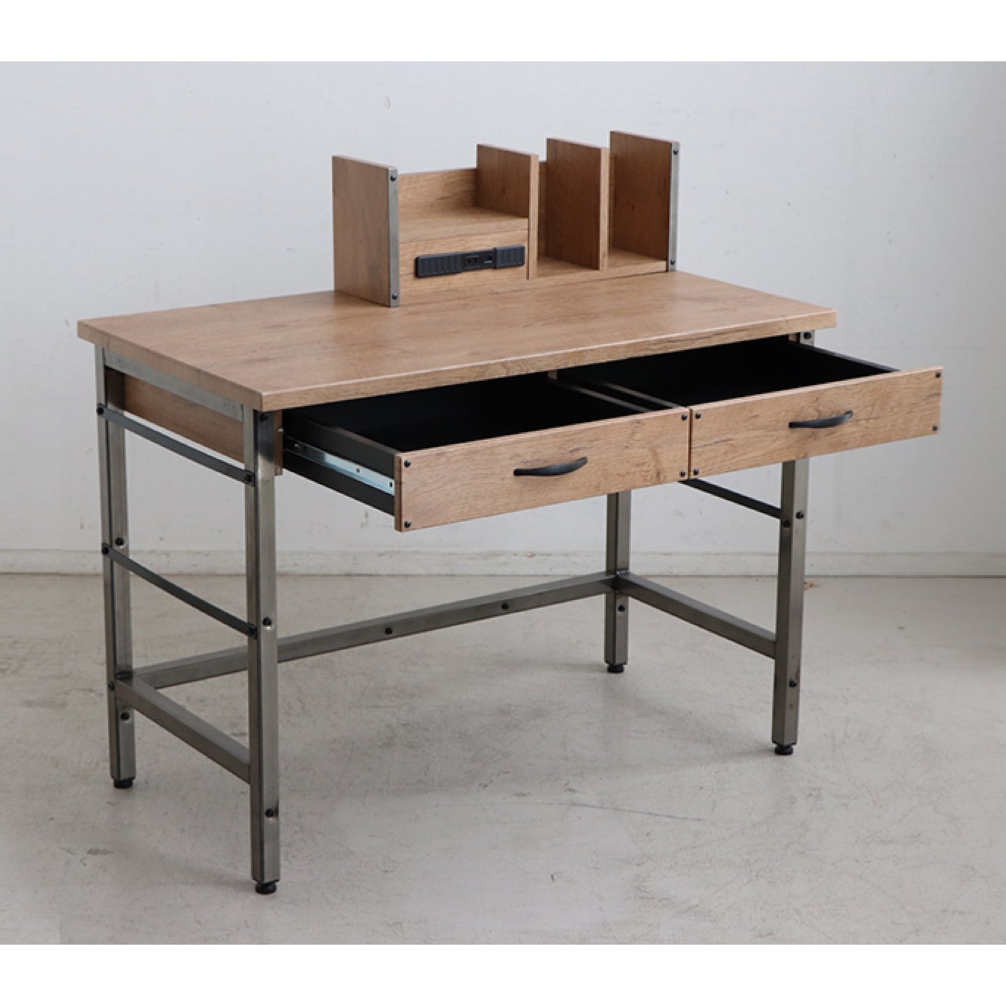 棚付き木製のおしゃれなパソコンデスク