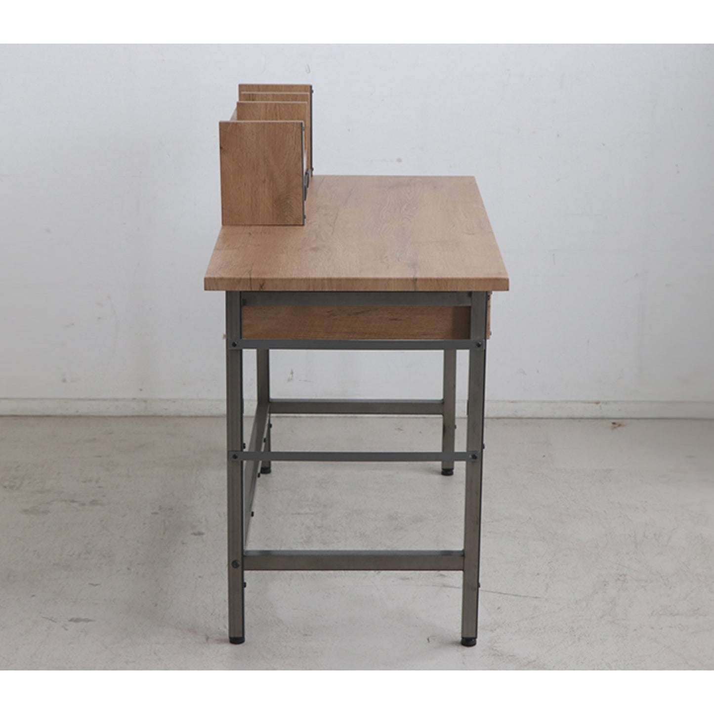 棚付き木製のおしゃれなパソコンデスク