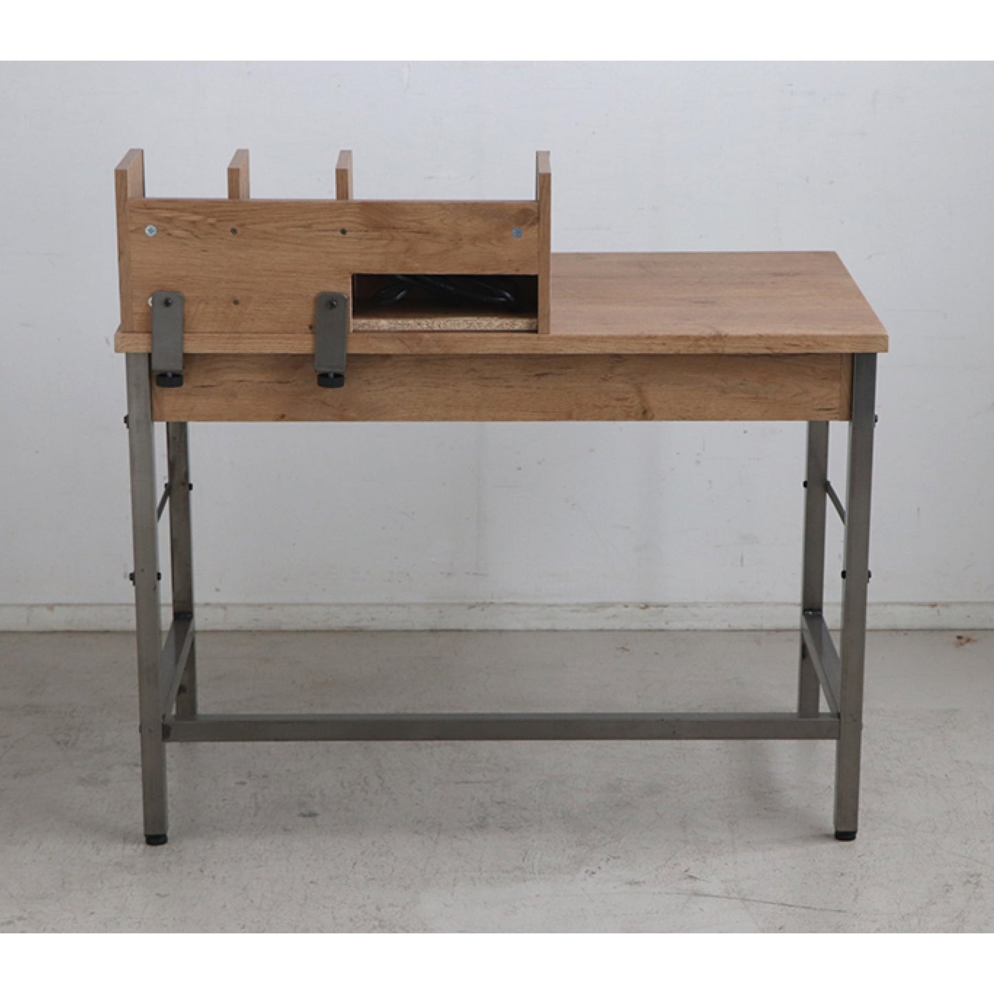 棚付き木製のおしゃれなパソコンデスク