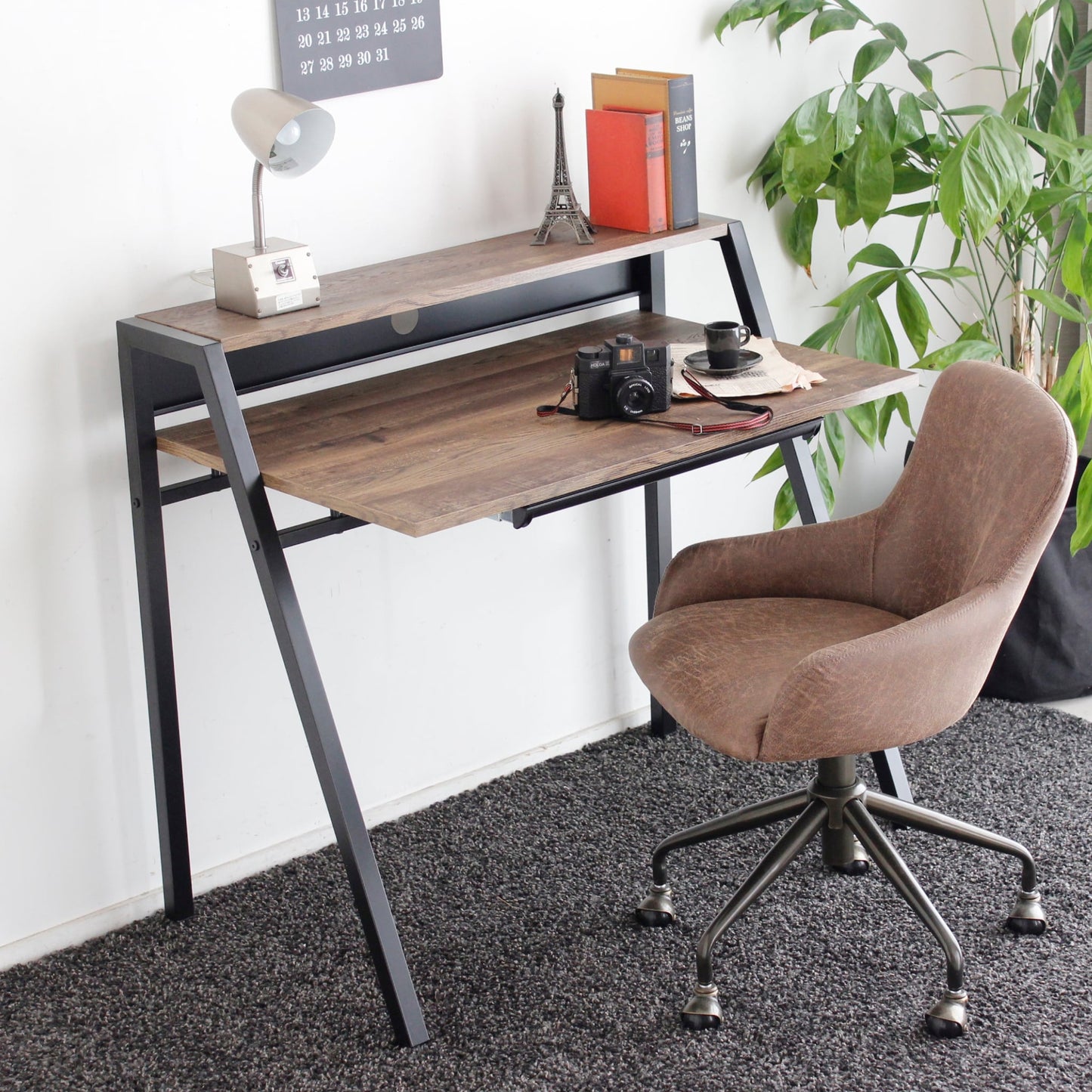 モニターを設置できる棚付きデスク