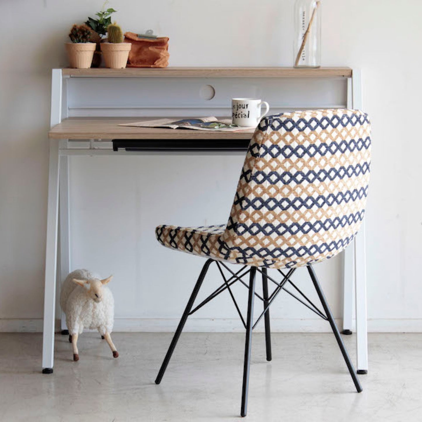 モニターを設置できる棚付きデスク