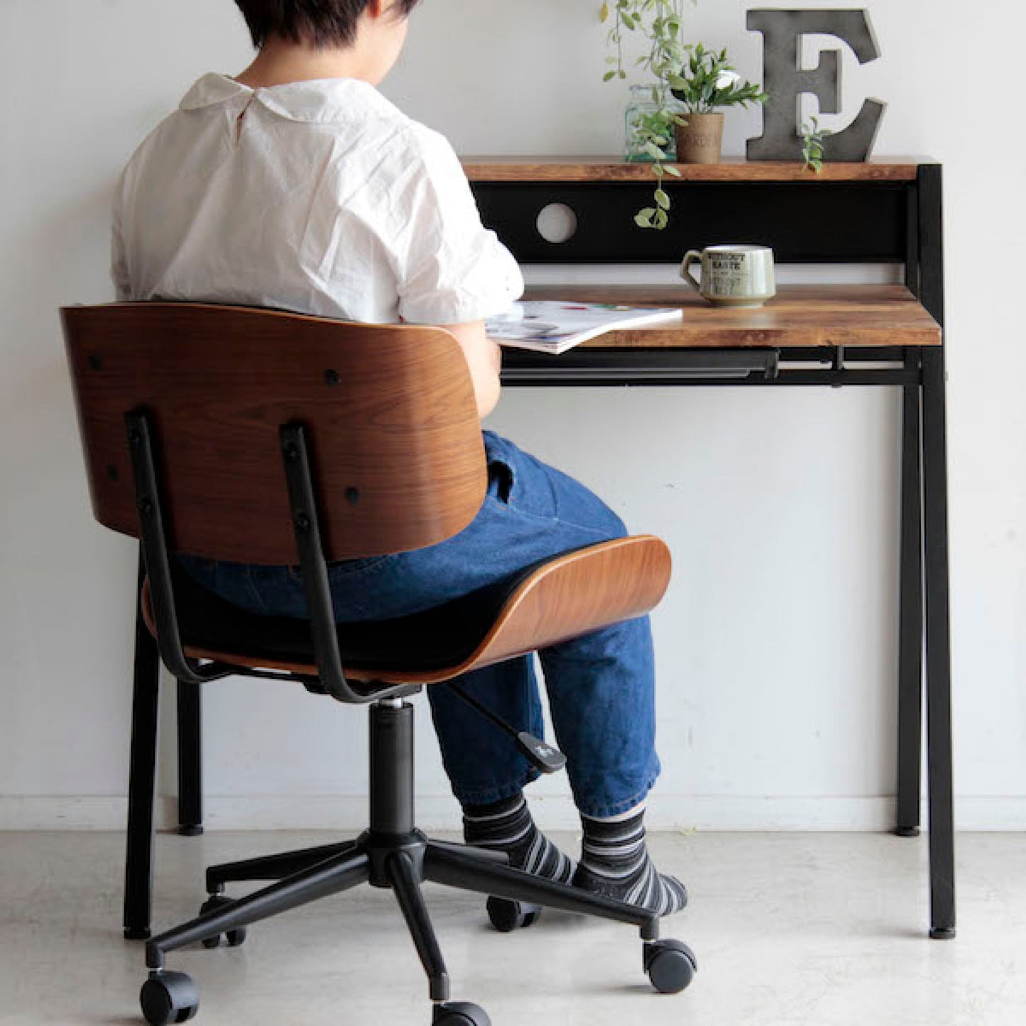 モニターを設置できる棚付きデスク