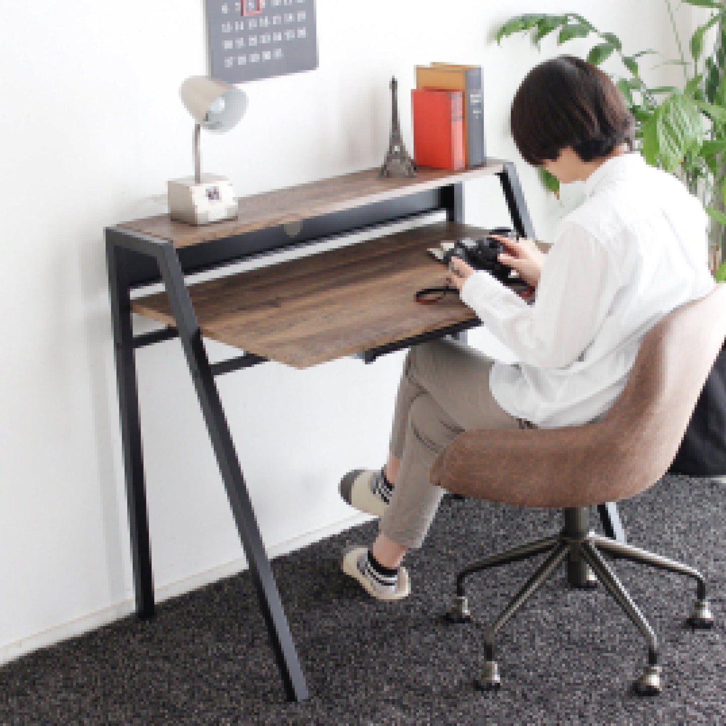 モニターを設置できる棚付きデスク