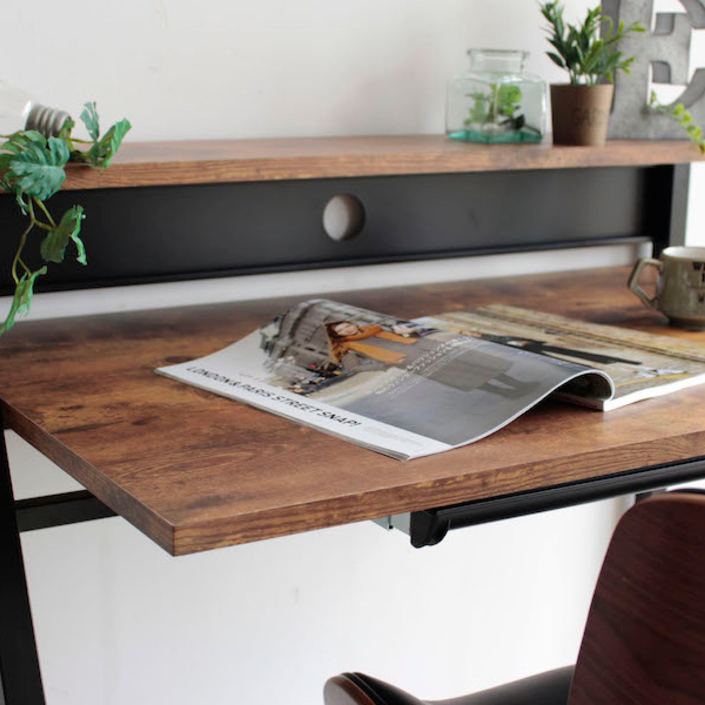 モニターを設置できる棚付きデスク