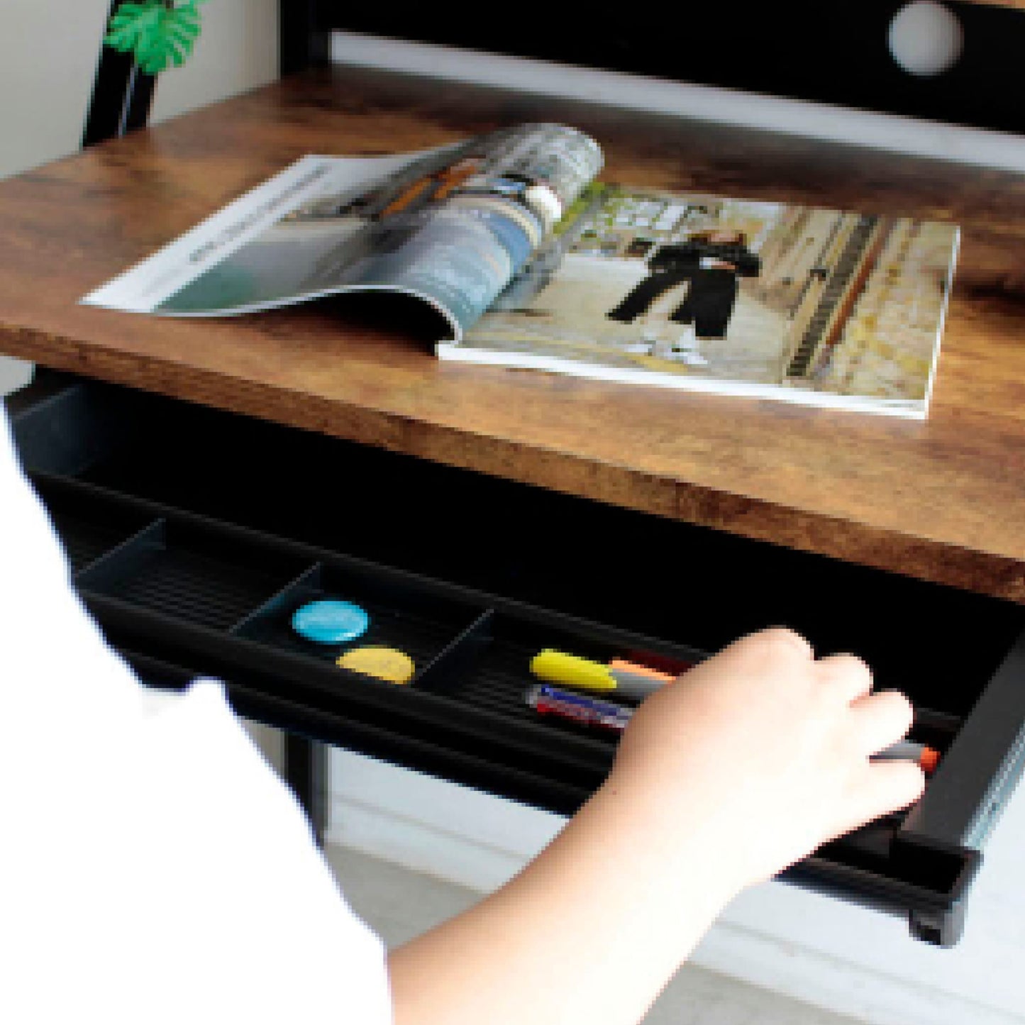 モニターを設置できる棚付きデスク