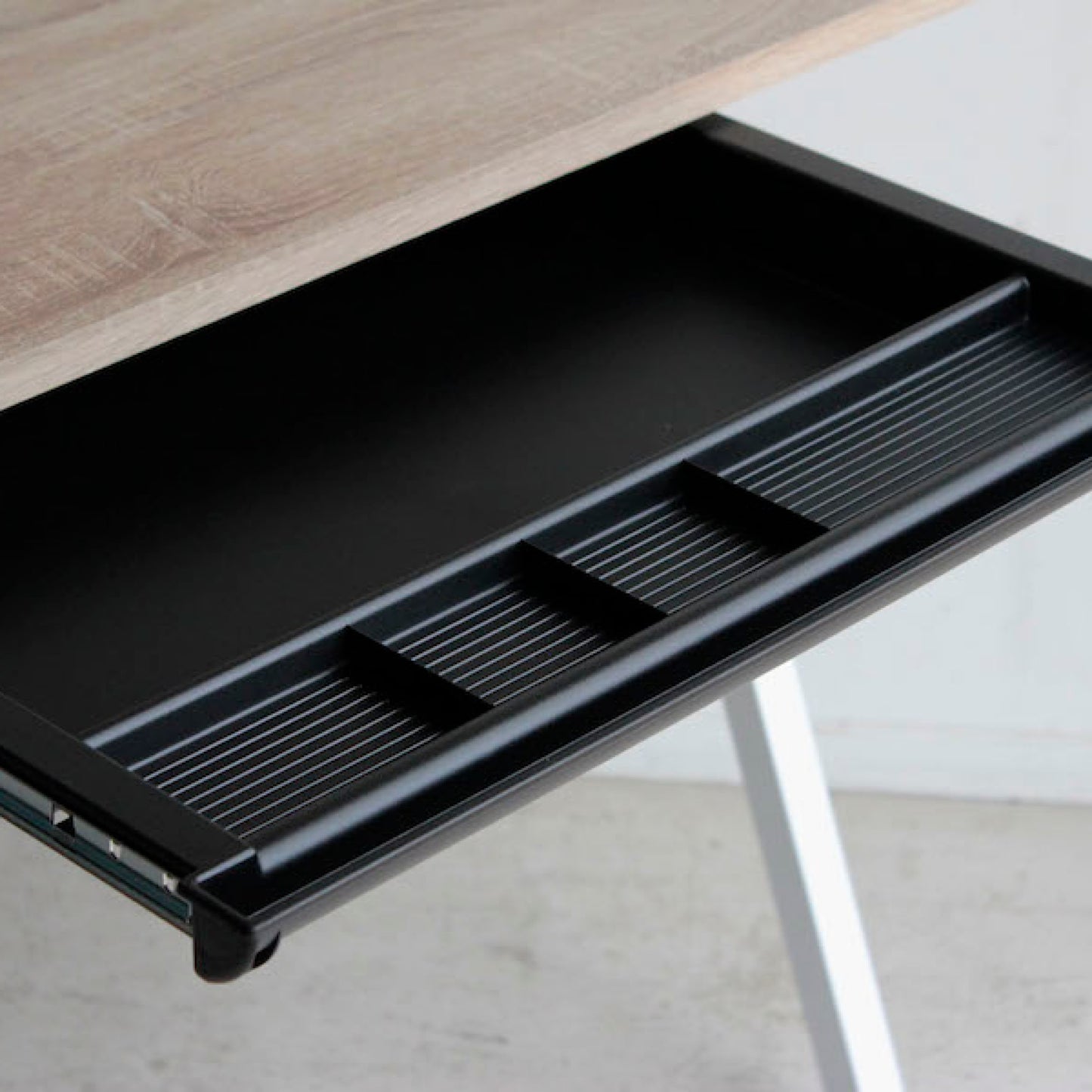 モニターを設置できる棚付きデスク