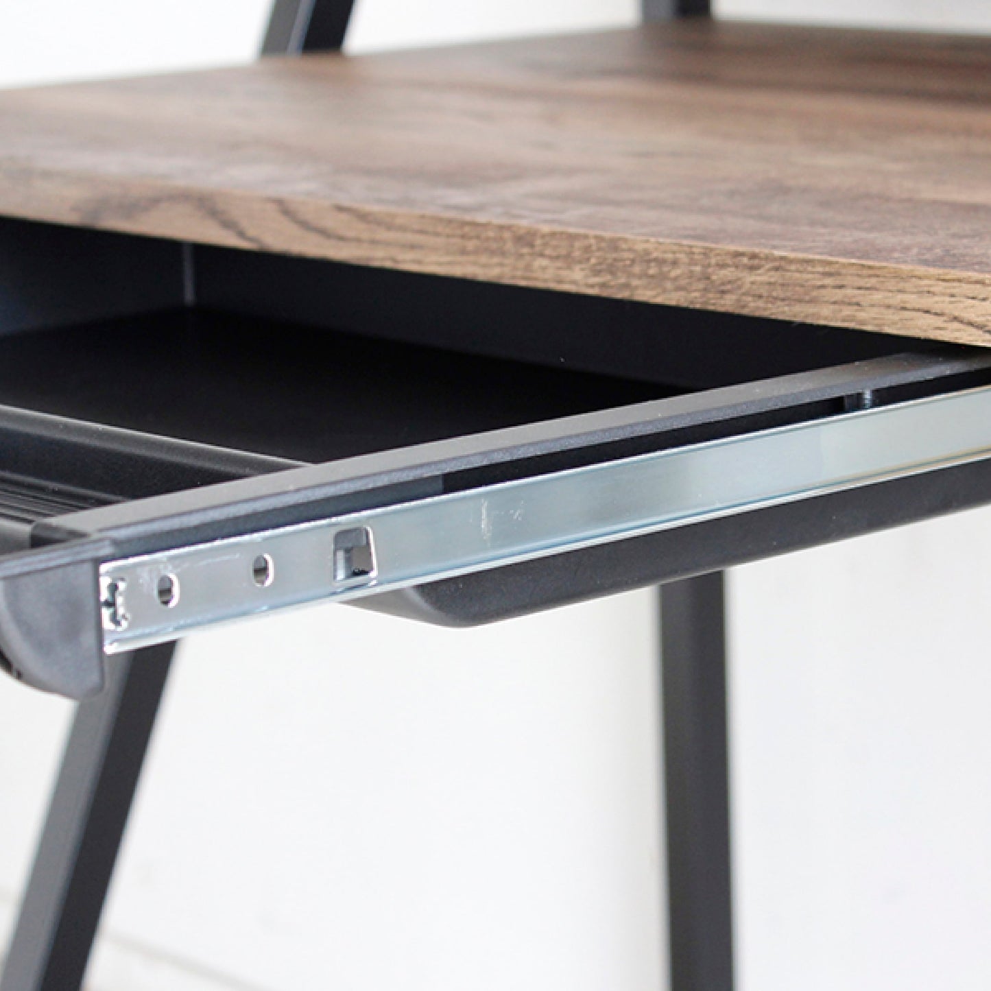 モニターを設置できる棚付きデスク