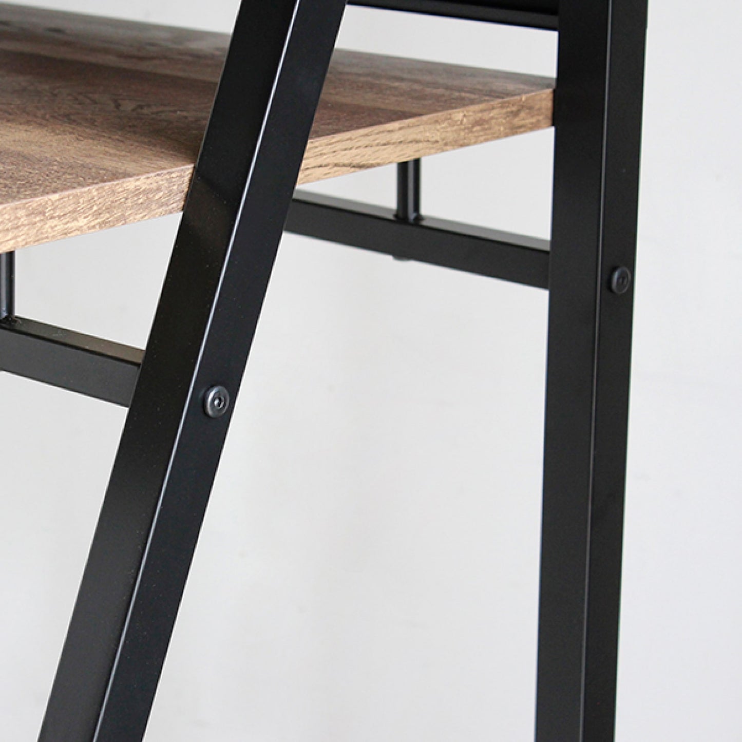 モニターを設置できる棚付きデスク