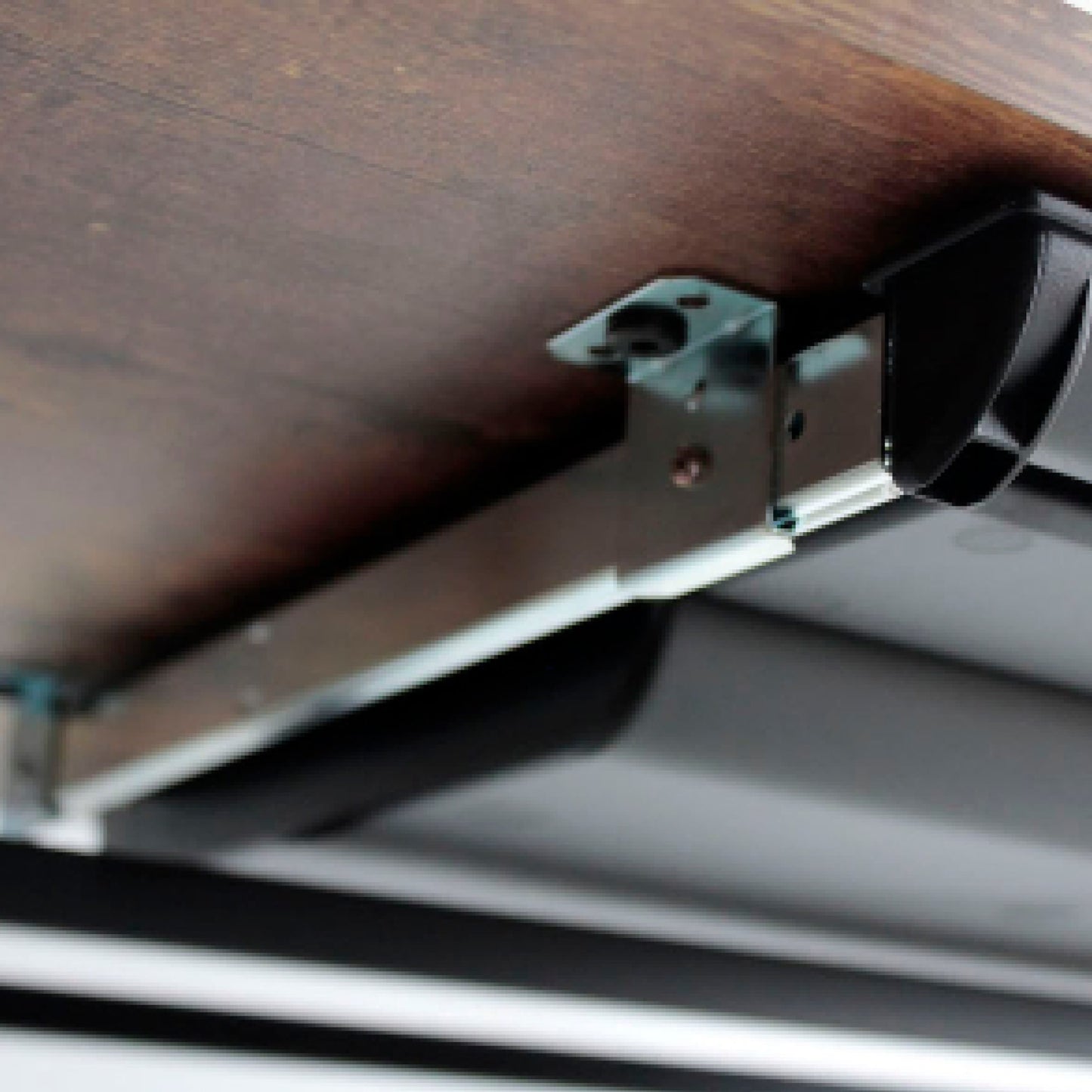 モニターを設置できる棚付きデスク