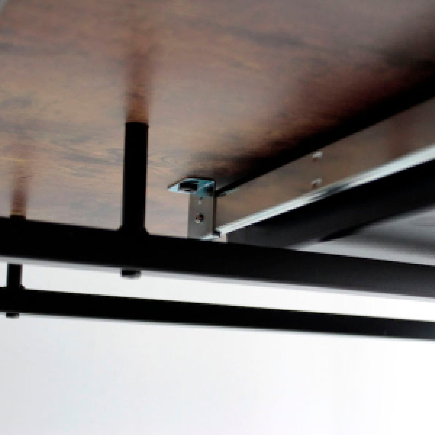 モニターを設置できる棚付きデスク