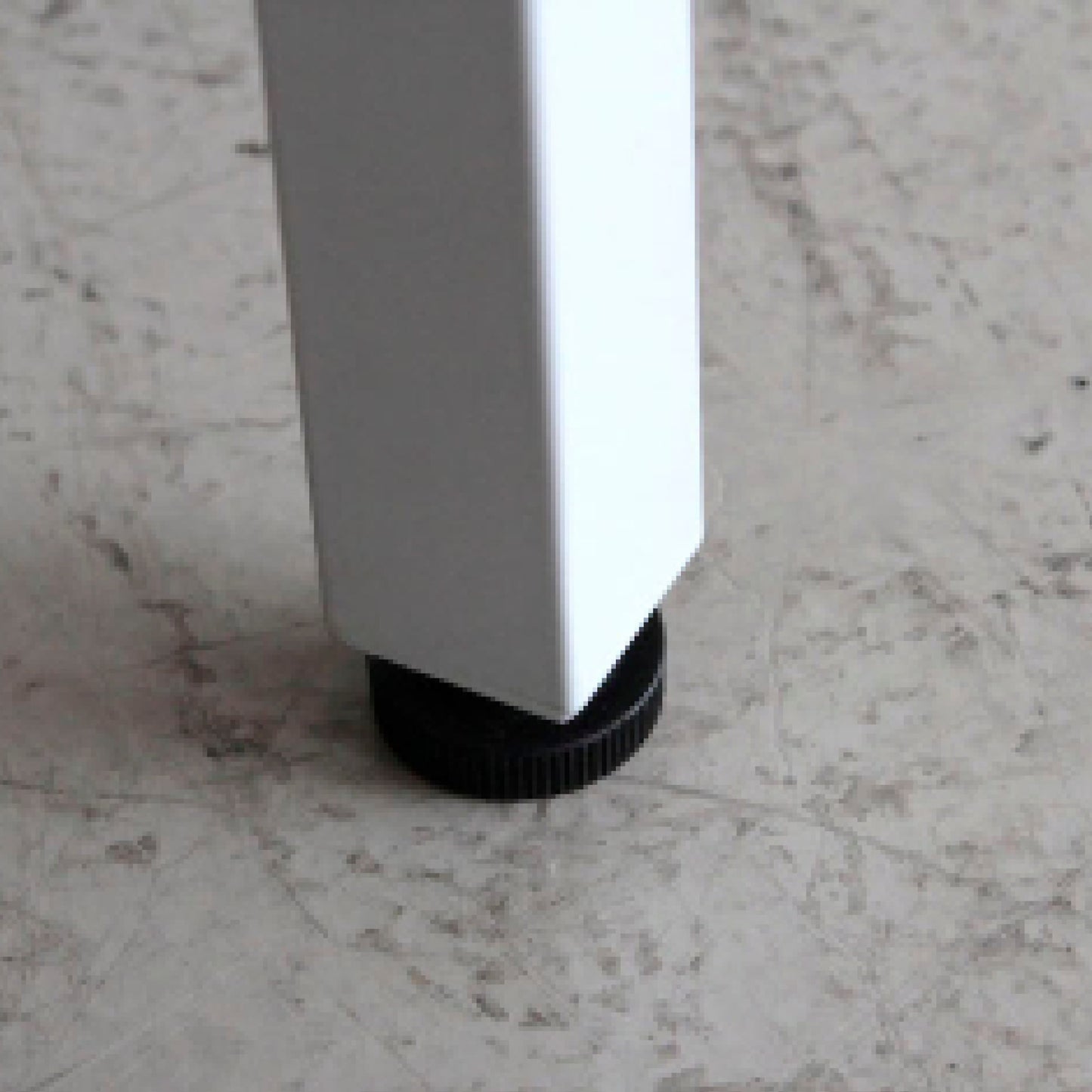 モニターを設置できる棚付きデスク