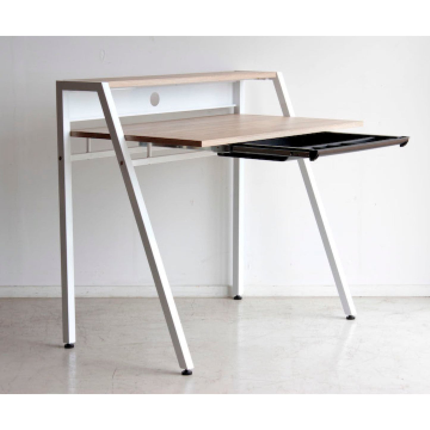 モニターを設置できる棚付きデスク