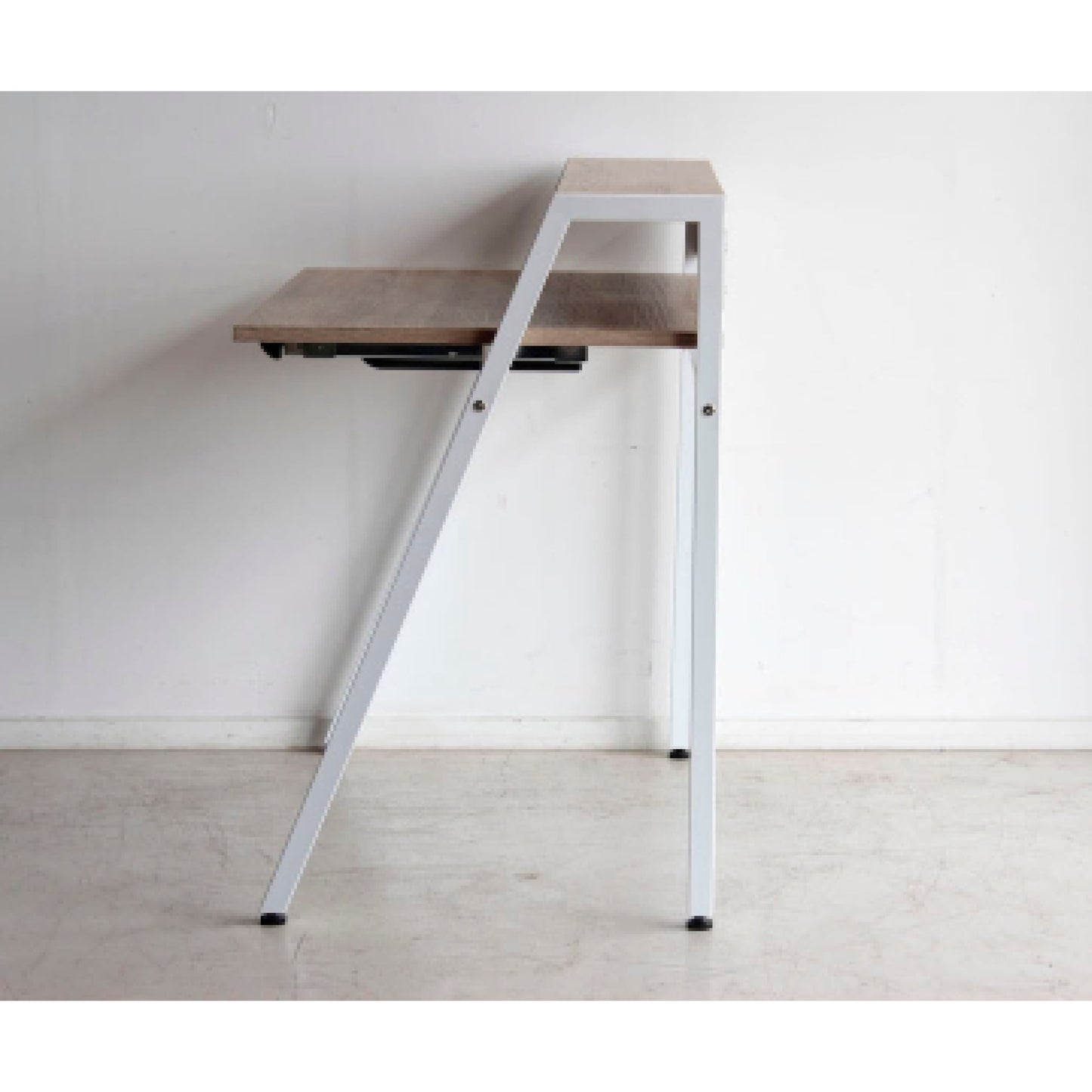 モニターを設置できる棚付きデスク