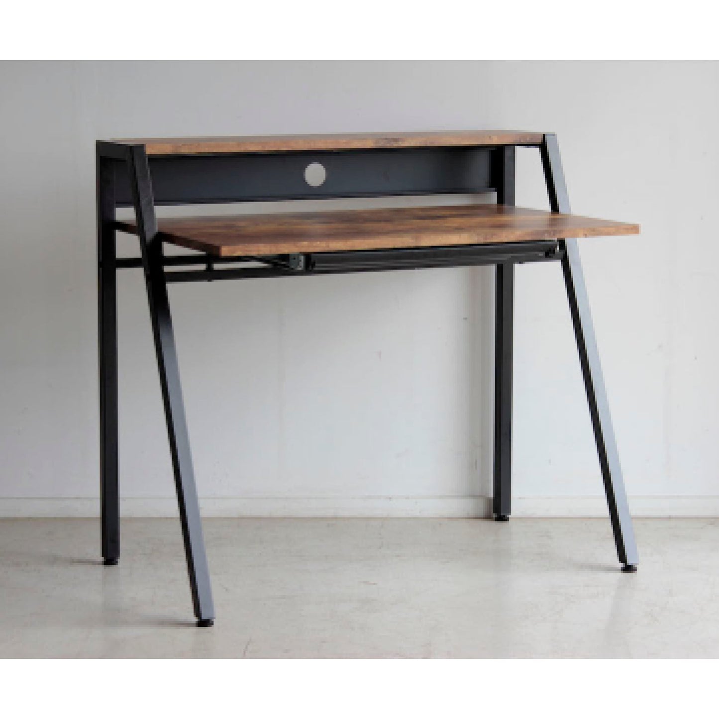 モニターを設置できる棚付きデスク