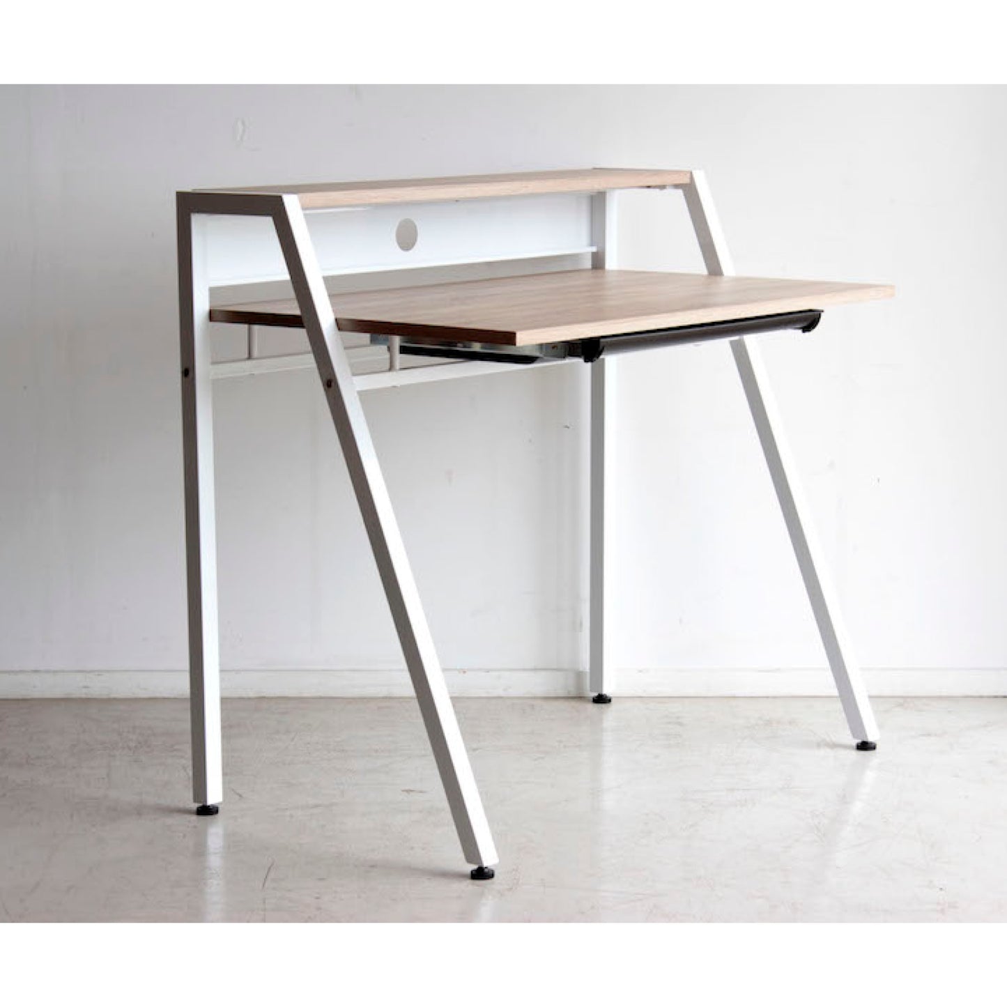 モニターを設置できる棚付きデスク