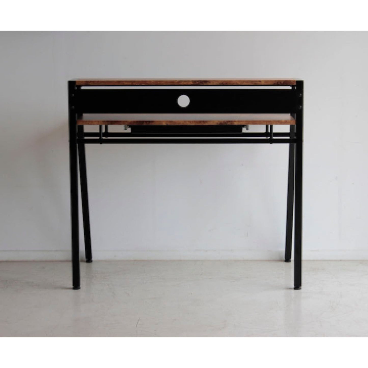 モニターを設置できる棚付きデスク