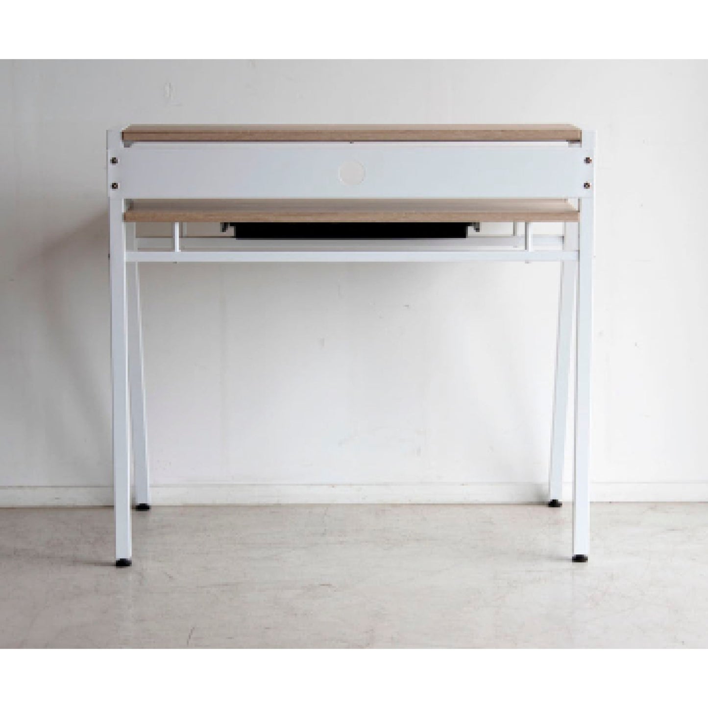 モニターを設置できる棚付きデスク