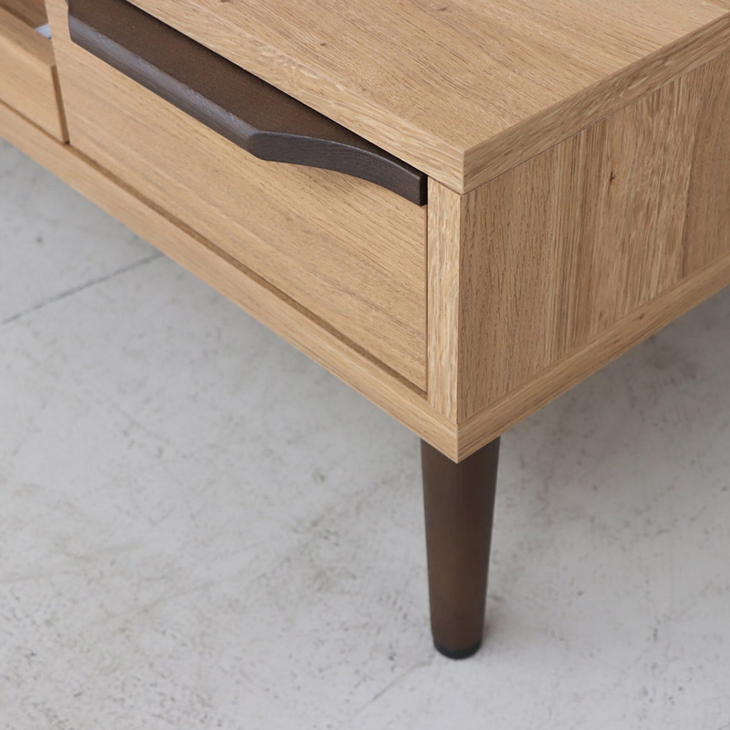 シンプルなデザインの収納付きローテーブル