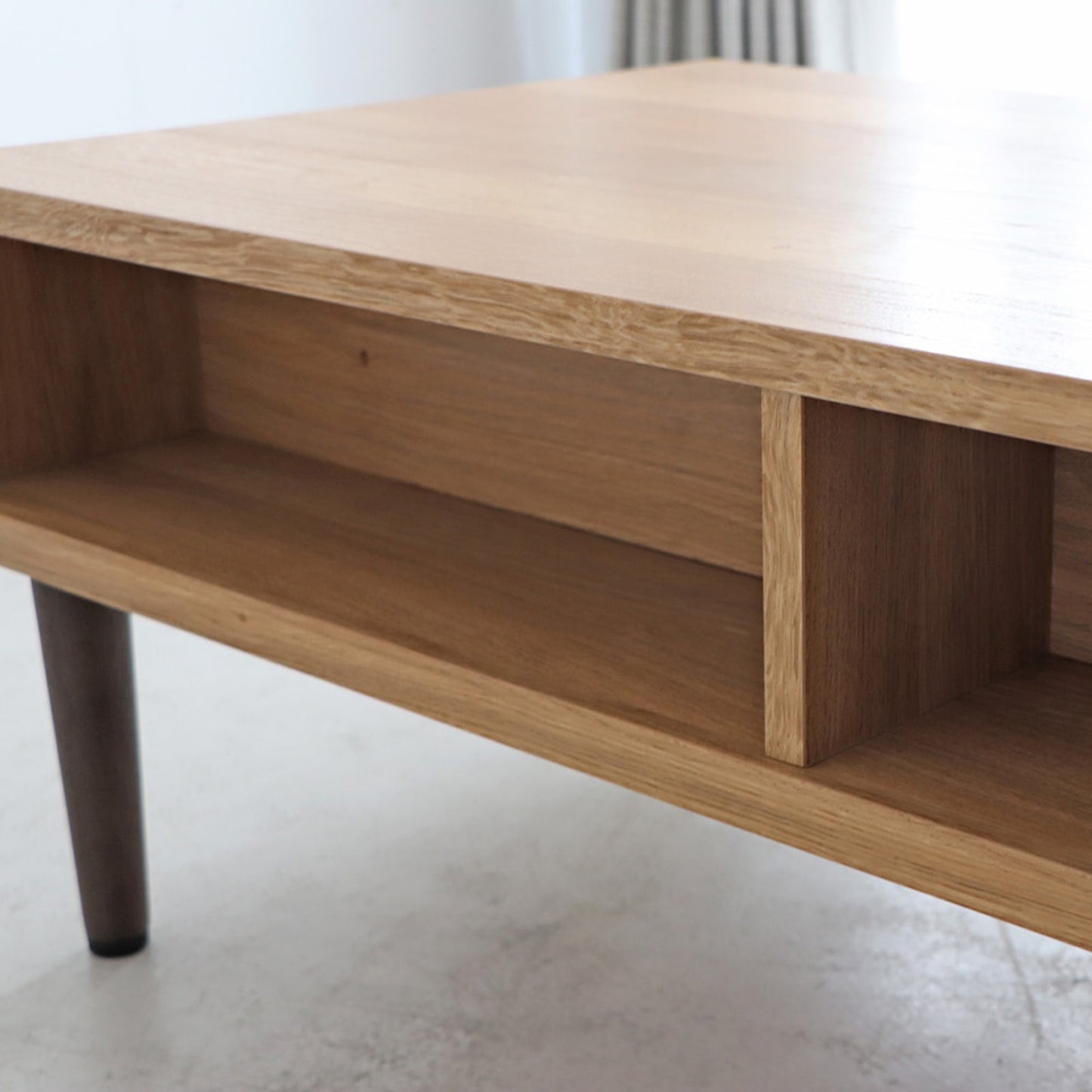 シンプルなデザインの収納付きローテーブル